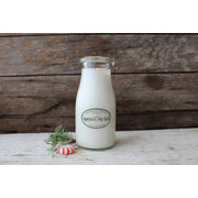 MILKHOUSE CANDLE Piparmētru priežu skujas aromātiskā svece PIENA PUDELE (227 g)