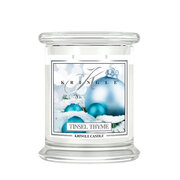 Kringle Candle Tinsel & Timiāna aromātiskā svece, vidēji 2 dakts (411 g)